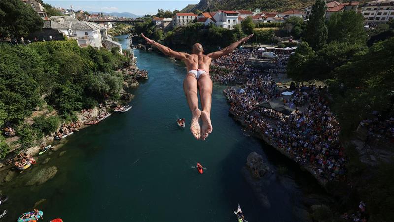 Paris springt in die Seine: Flussbaden in Europas Metropolen Der Sprung von der Brücke Stari Most in Mostar ist nur etwas für Trainierte. (Archivbild)