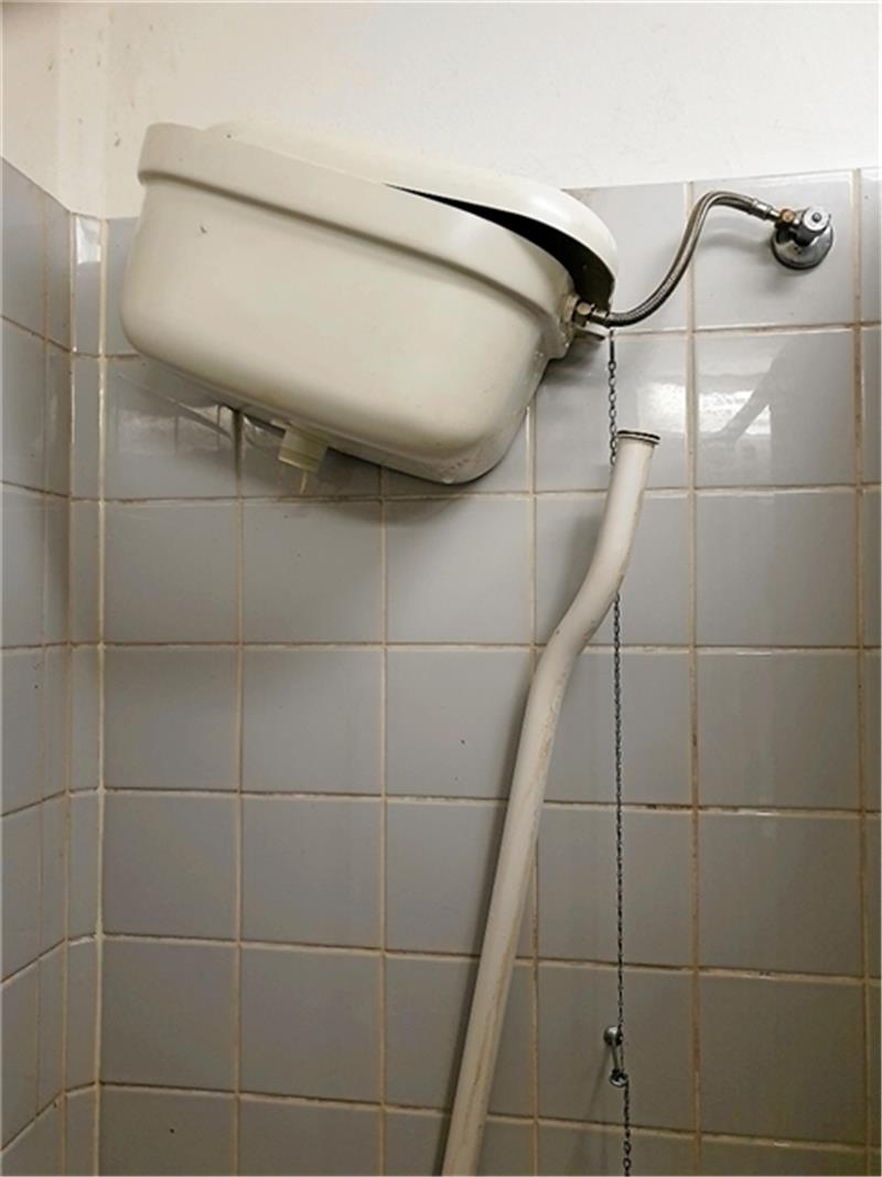 Der Spülkasten auf der Herrentoilette ist aus der Verankerung gerissen.  Foto: Privat