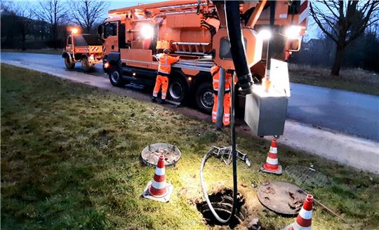 Der Spülwagen ist täglich auf Tour. Denn die Kanalisation muss frei sein. Wenn ein Einlauf verstopft ist – wie kürzlich in der Agricolastraße – und dadurch bei Niederschlag eine größere Pfütze auf der Fahrbahn entsteht, kommt der Spültrupp mit seiner Gerätschaft. Foto: Potthast