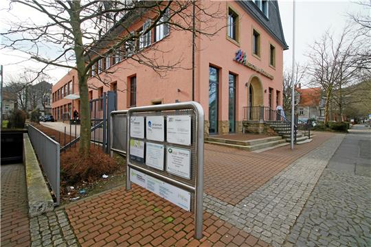 Der Spuk war schnell vorbei: In einer konzentrierten Aktion beschlagnahmten Polizeibeamte gestern Computer und Akten aus dem Medizinischen Versorgungszentrum, das im Ärztehaus in der Klubgartenstraße 4 untergebracht ist. Foto: Epping