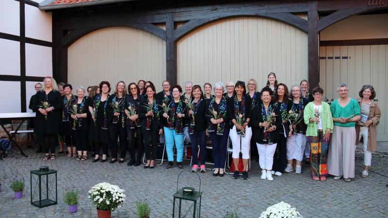 Wenn im Bündheimer Gestüt gesungen und gelesen wird Der St. Nicolai-Frauenchor Bettingerode-Westerode, Ines Seefeldt, Monika Runge und Sonja Weber (v. li.) bieten einen Mix aus Musik und Literatur.