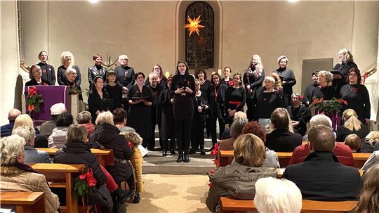 Der St.-Nicolai-Frauenchor gestaltet in der Bettingeröder Kirche ein besonderes Weihnachtskonzert, in der Mitte Solistin Saskia Steckhan.