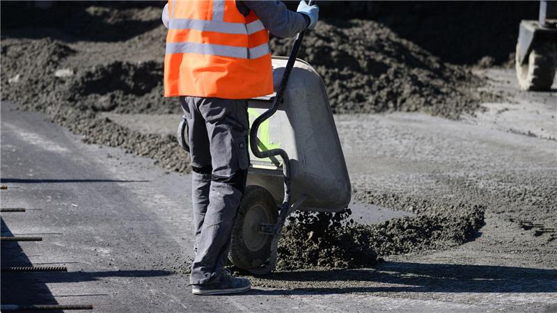 Der Staat will Milliarden in Infrastruktur wie Straßen und Schienen sowie in Verteidigung investieren. (Symbolbild)