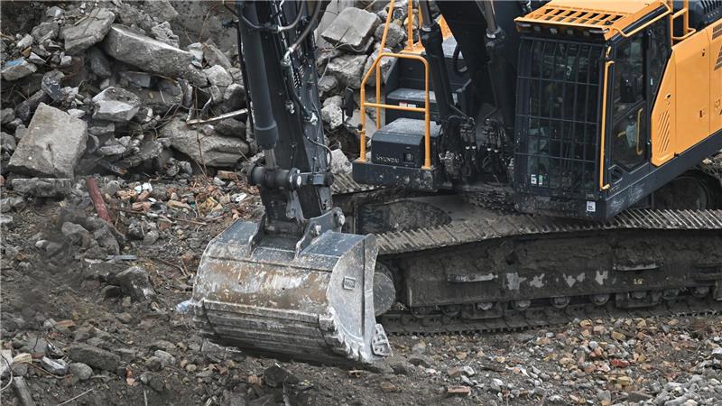 Deutsche Wirtschaft wächst - aber größere Haushaltslöcher Der Staat will gewaltige Milliardensummen in Straßen, Schienen und Verteidigung stecken, das dürfte die Konjunktur beflügeln.