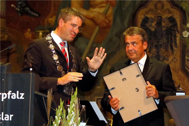 Der Stadt und ihren Bürgern etwas zurückgeben: Am 21. September händigt Oberbürgermeister Dr. Oliver Junk (li.) dem neuen Ehrenbürger Sigmar Gabriel in der Kaiserpfalz die Ernennungsurkunde aus.  Archivfoto: Epping