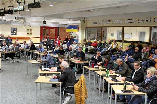 Der Stadtrat Bad Gandersheim ist am Donnerstagabend auch auf den Zuschauersitzen gut besucht. In der Sitzung geht es um eine nicht alltägliche Frage: Das Gremium entschließt sich, gegen ein Urteil des Verwaltungsgericht Göttingen Berufung einzulegen. Foto: Kiehne