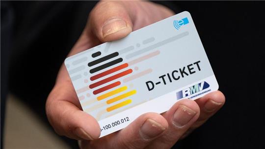 Der Städtetag fordert eine langfristige Finanzierung des Deutschlandtickets.