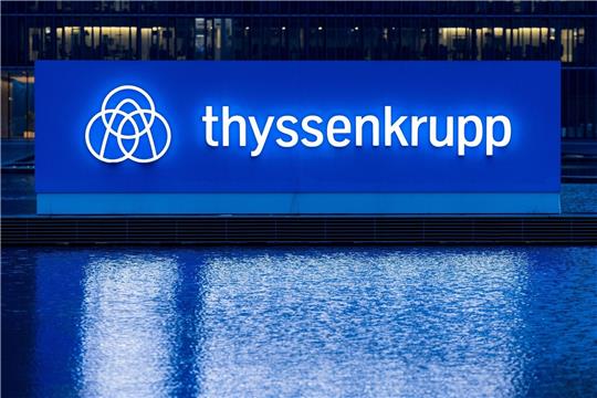 Der Stahl- und Industriekonzern Thyssenkrupp hat im vergangenen Geschäftsjahr 2021/22 seine selbstgesteckten Ziele übertroffen.