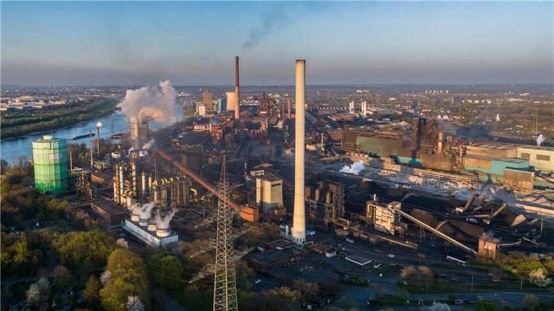Der Stahlkonzern Salzgitter will das Gemeinschaftsunternehmen HKM in Duisburg komplett übernehmen. 2.000 Stellen sollen wegfallen. (Archivbild)
