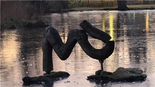 Der Stamm reckt sich nicht mehr in die Höhe, ein Teil des Kunstwerks zur Kamelfichte im Kurparkteich in Braunlage ist abgebrochen.