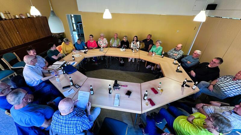 Der Stammtisch von Pur ist angesichts vieler brisanter Themen gut besetzt.