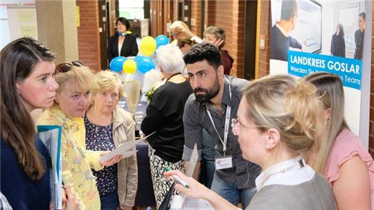Der Stand des Landkreises bei einer Jobbörse für Flüchtlinge ist gut besucht.