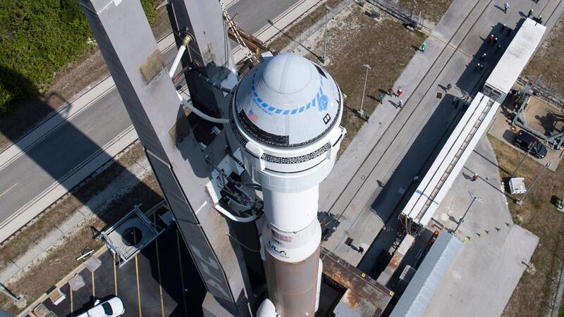 Der „Starliner“ ist ein teilweise wiederverwendbares Raumfahrzeug, das aus einer rund drei Meter hohen Kapsel für die Besatzung und einem Servicemodul besteht.
