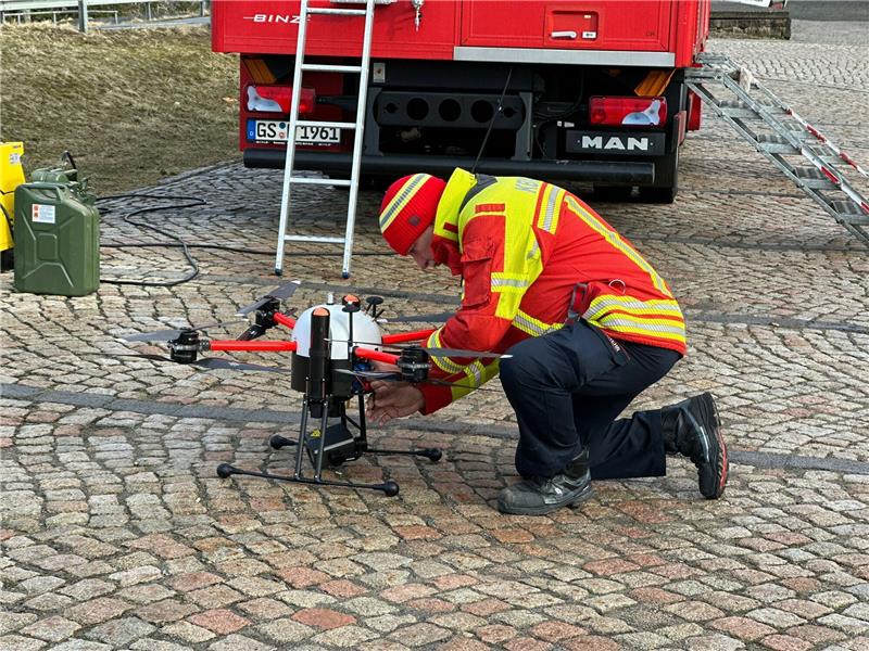 Der Start der Großdrohne, die die Einsatzkräfte bei der Suche unterstützen soll, steht kurz bevor. Kai-Uwe Lohse, Kreisbrandmeister des Landkreises Harz, überprüft das Fluggerät vor dem Start. Foto: Schlegel