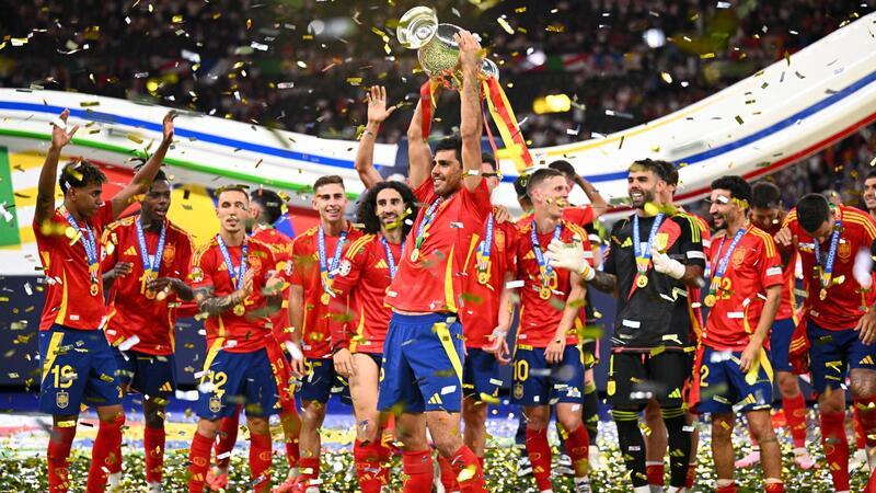 „Geschichte geschrieben“: Spaniens EM-Helden vor „neuer Ära“ Der Start der langen Partynacht: Spanien feiert mit der Henri-Delaunay-Trophäe.
