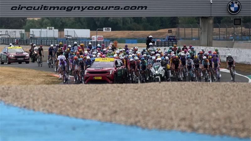 Merlier-Hattrick nach Massencrash - „Zittere jetzt noch“ Der Start erfolgte auf der Rennstrecke in Magny-Cours.