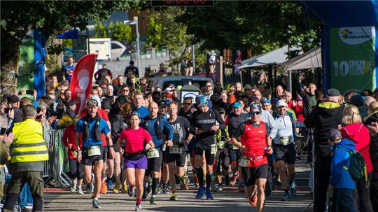 Der Start über die 42,195 Kilometer beim 10-Teiche-Marathon in Hahnenklee im Vorjahr. Die Zahl der Läuferinnen und Läufer, die sich die Königsdistanz vornehmen, sollte ähnlich hoch werden wie 2024.