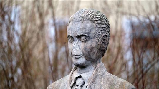 Der Statue von Oskar Schindler fehlt eine Nase.