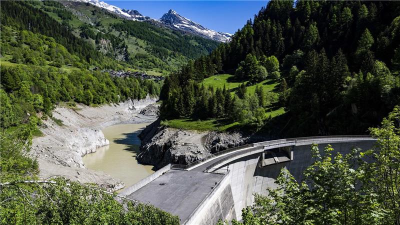 Der Stausee bei Ferden füllt sich mit ablaufendem Wasser der Lonza. 