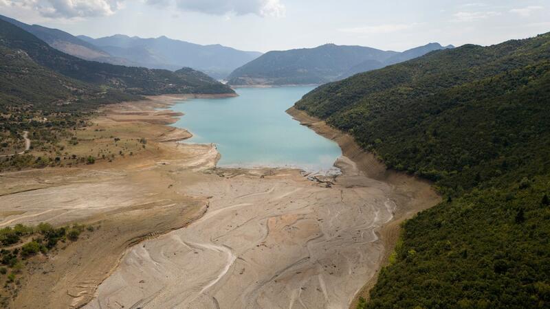 Dürre in Griechenland bringt Dorf in Stausee zum Vorschein Der Stausee liegt 250 Kilometer westlich von Athen.