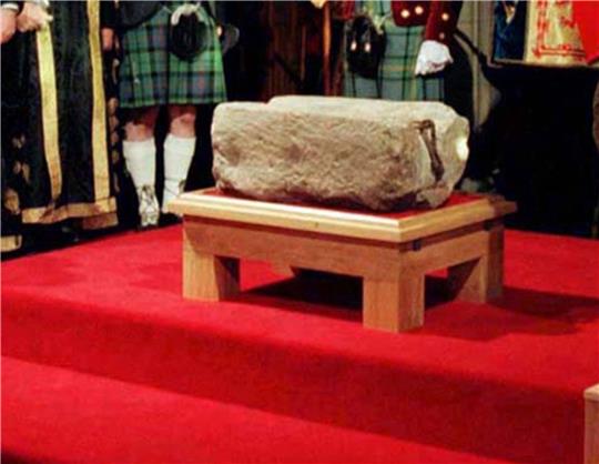 Der Steins des Schicksals (auch Stein von Scone) in der Großen Halle von Edinburgh Castle. Der Krönungsstein ist ein Symbol der schottischen Monarchie.