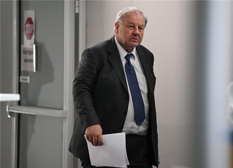 Cum-Ex-Architekt Hanno Berger will vor Bundesgerichtshof Der Steueranwalt Hanno Berger kommt zum Prozessauftakt in den Gerichtssaal.