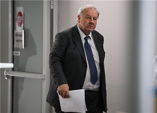 Der Steueranwalt Hanno Berger kommt zum Prozessauftakt in den Gerichtssaal.