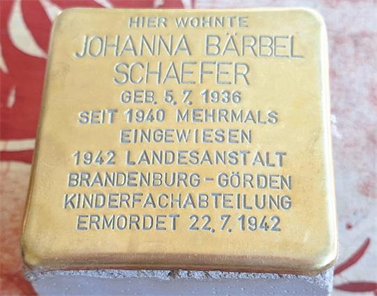 Stolperstein mit der Inschrift über Johanna Bärbel Schaefer, geboren 5.7.1936, mehrfach eingewiesen seit 1940, 1942 in Landesanstalt Brandenburg-Görden Kinderfachabteilung, ermordet 22.7.1942