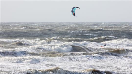 Der Strand von St. Peter-Ording: Am Dienstag werden an der nordfriesischen Küste deutlich erhöhte Wasserstände erwartet. (Archivbild)