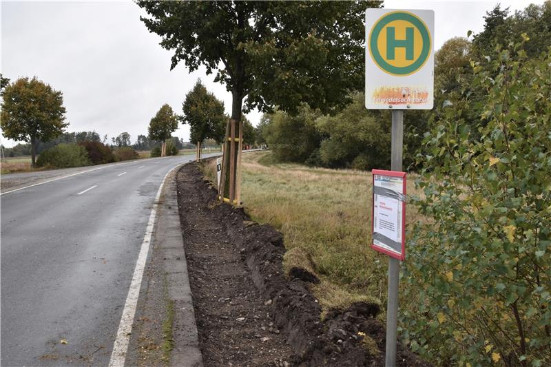 Der Straßenrand ist gemäht und ausgekoffert für die Baumaßnahme.