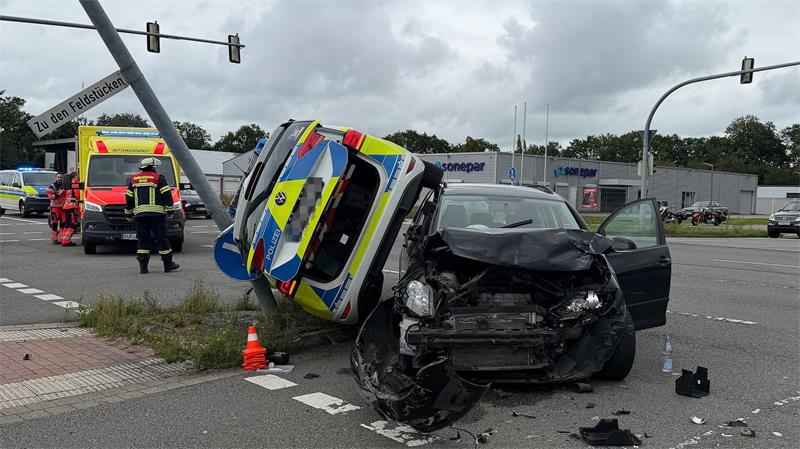Der Streifenwagen war bei Rot über die Ampel gefahren. 
