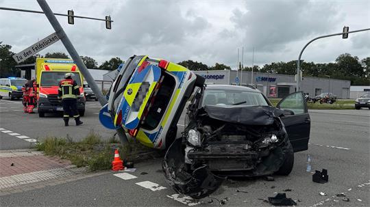 Der Streifenwagen war bei Rot über die Ampel gefahren. 
