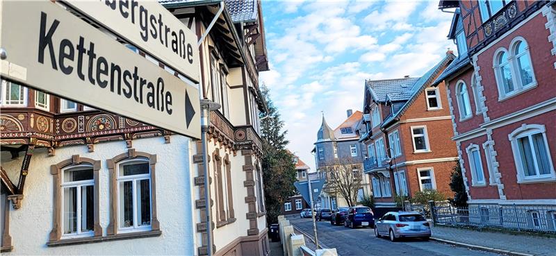 Der Streit um die Sanierung von Hausanschlüssen ans Kanalnetz in der Kettenstraße geht weiter.  Foto: Roß