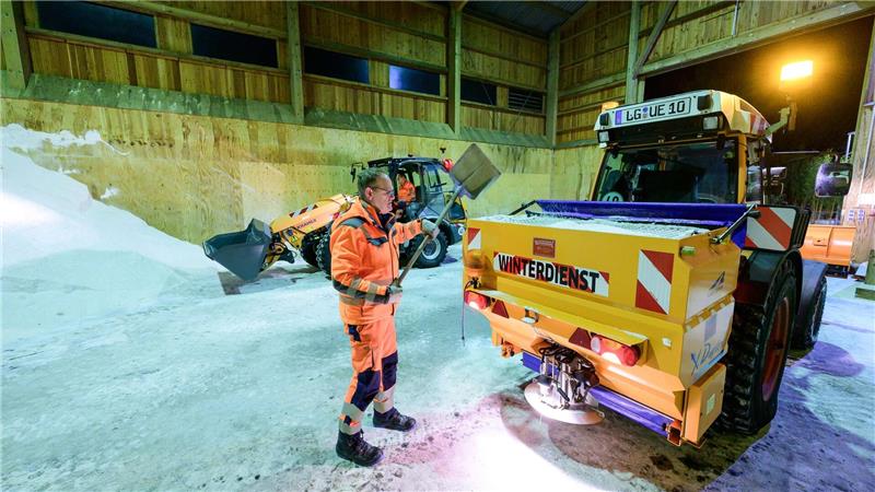 Der Streusalzanbieter Brüning kann weiter liefern - „mit gewissen Lieferzeiten“. Nach Einschätzung des Unternehmens haben viele Kommunen sich auf einen durchschnittlichen Winter eingestellt. (Archivbild)
