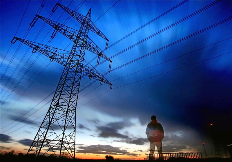 Der Strom kommt am frühen Mittwochabend nicht bis nach St. Andreasberg. Wegen eines Fehlers in einer 20-Kilovolt-Schaltanlage in der Station am Kurhaus blieben große Teile der Bergstadt zwei Stunden ohne Licht. Symbolfoto: Julian Stratenschulte/dpa