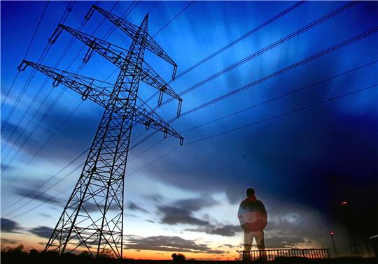 Der Strom kommt am frühen Mittwochabend nicht bis nach St. Andreasberg. Wegen eines Fehlers in einer 20-Kilovolt-Schaltanlage in der Station am Kurhaus blieben große Teile der Bergstadt zwei Stunden ohne Licht. Symbolfoto: Julian Stratenschulte/dpa