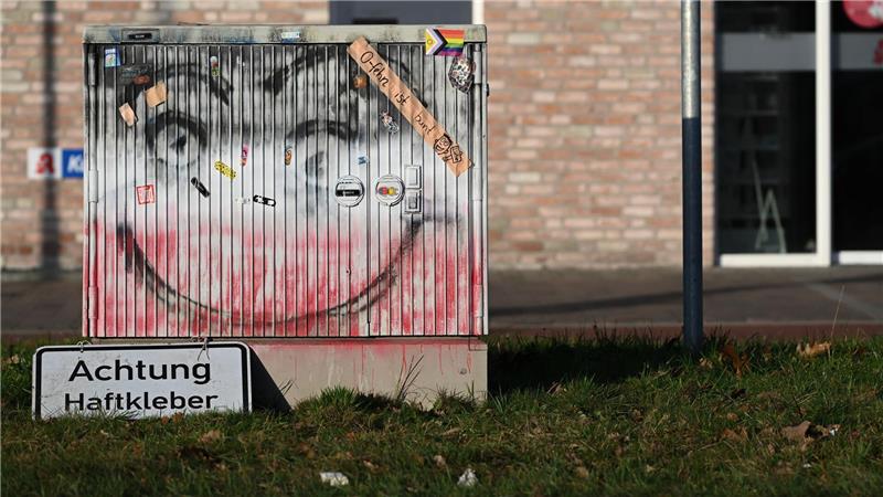 Der Stromkasten „Klotzi“ im ostfriesischen Ostrhauderfehn ist nach einer nächtlichen Farbaktion teilweise gereinigt worden.