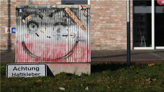 Der Stromkasten „Klotzi“ im ostfriesischen Ostrhauderfehn ist nach einer nächtlichen Farbaktion teilweise gereinigt worden.
