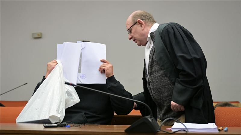 Der Student verbarg sein Gesicht zu Beginn des Prozesses.