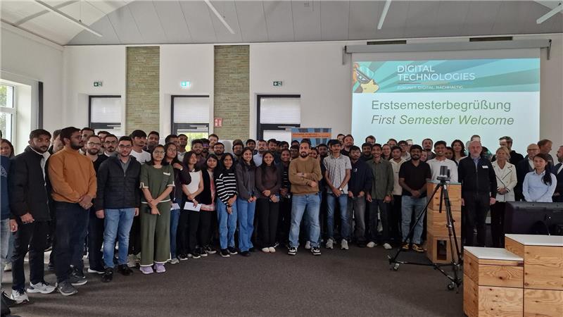 Der Studiengang Digital Technologies begrüßt zwölf neue Bachelor- und 134 neue Masterstudenten.