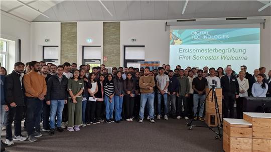 Der Studiengang Digital Technologies begrüßt zwölf neue Bachelor- und 134 neue Masterstudenten.