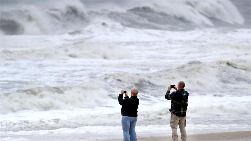 Sturm an US-Ostküste - Überschwemmungen und Stromausfälle Der Sturm bringt hohe Wellen, Wind und Regen mit sich.