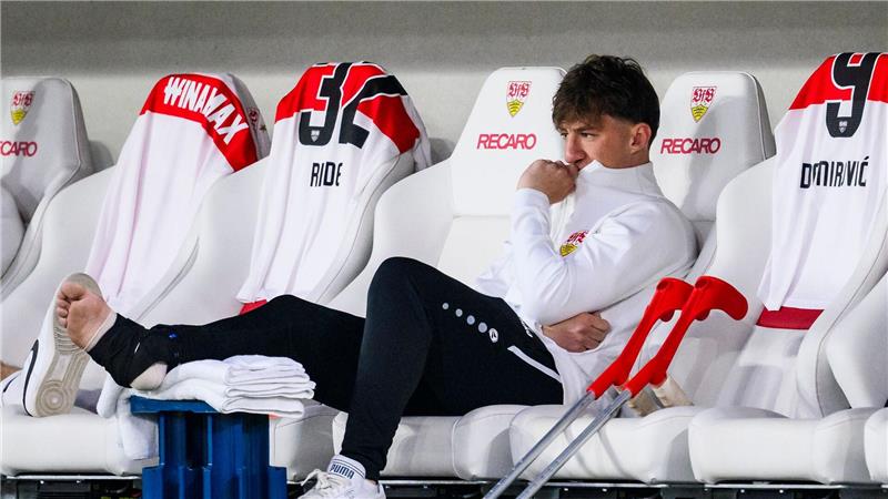 Tränen und Tore: Stiller-Aus bei VfB-Sieg gegen Augsburg Der Stuttgarter Angelo Stiller musste im Spiel gegen Augsburg verletzt ausgewechselt werden.