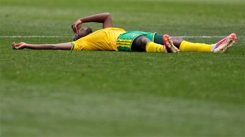 Der Südafrikaner Aubrey Modiba liegt nach dem Spiel auf dem Rasen