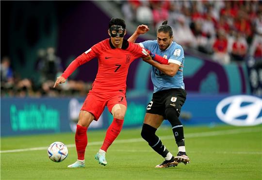 Der Südkoreaner Heung-min Son (l) im Zweikampf mit Uruguays Martin Caceres.