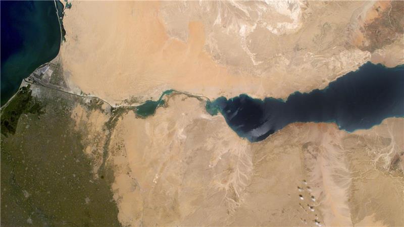 Deutscher Außenhandel hängt stark von wenigen Meerengen ab Der Suezkanal verbindet das Mittelmeer mit dem Roten Meer. (Archivbild)
