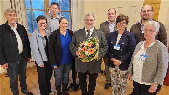 Der Superintendenten-Wahlausschuss gratuliert André Dittmann zur erfolgreichen Wahl (v.l.): Hermann Reinhold, Regionalbischöfin Dr. Adelheid Ruck-Schröder, Bernd Rossi, Superintendentin Franziska Albrecht, Achim Lindenberg, Ute Bertram, Lars Lukas und Andrea Haase.