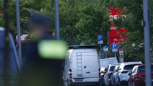 Der Supermarkt ist großräumig abgesperrt.