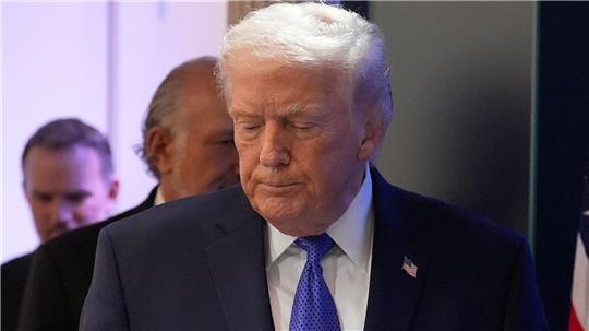 Der Supreme Court hat viele seiner Zölle für illegal erklärt - nun reagiert Trump. 