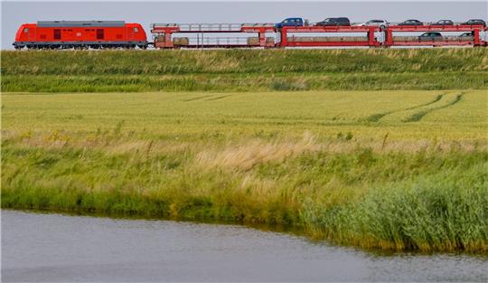 Der Sylt-Shuttle in der Nähe von Klanxbüll auf den Weg zur Nordseeinsel.